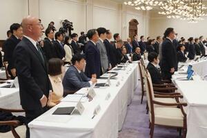 知事給与減額条例改正案について、継続審議を決めた兵庫県議会=12日午前