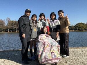 毎年恒例の、元旦に撮影する家族写真=2026年1月1日、東京都葛飾区(岸本太一さん提供)