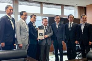 　酒井庸行国土交通副大臣（中央）にリニアの早期全線整備などを求める要望書を手渡す６県の知事＝２７日午後、東京都千代田区