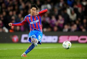 サッカーのイングランド・リーグカップで、ホームのミルウォール戦にフル出場したクリスタルパレスの鎌田大地=16日、ロンドン(AP=共同)