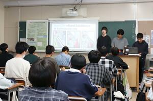 研究成果を英語で発表する柏崎高校の3年生=柏崎市学校町