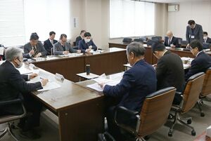 「未来の学校検討委員会」の設置について三条市教育委員会事務局が説明した市議会総務文教常任委員協議会=三条市議会