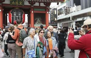 　外国人観光客らでにぎわう浅草寺の雷門前＝１１月、東京・浅草