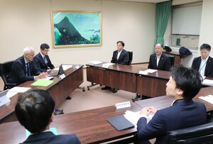 県病院局、JA県厚生連、県福祉保健部のトップが話し合った「協議の場」=11月26日、県庁