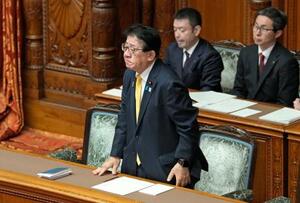 　参院本会議で「中継輸送」の推進に向けた改正物流効率化法が可決、成立し、一礼する金子国交相＝１３日午後