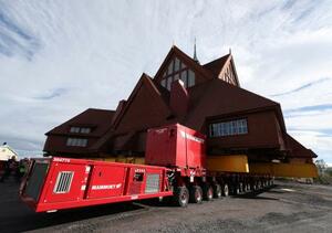 　スウェーデン北部キルナで、建物ごと移転するためトレーラーに載せられた教会＝１８日（ロイター＝共同）