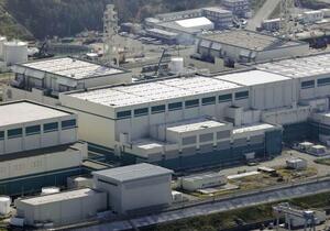 新潟県の東京電力柏崎刈羽原発6号機(中央)=2025年11月