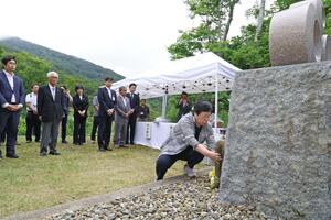 坂本堤弁護士の慰霊碑前で献花する日弁連の渕上玲子会長=6日、上越市名立区
