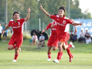 新潟県選抜-ペルー代表 後半15分、MF井本修都(右)が直接FKを決め、2-0=9月14日、新潟聖籠スポーツセンター