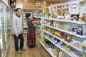 地酒だけでなく、自然食品の品ぞろえが充実した庄司屋商店=佐渡市両津夷