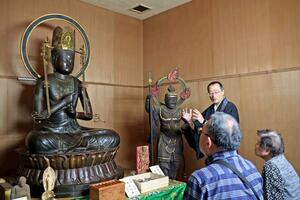 岩殿山明静院で特別御開帳されている大日如来坐像=4日、上越市五智国分