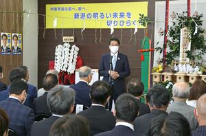 事務所開きで市長選に向けた意気込みを語る中原八一氏=9月11日、新潟市中央区