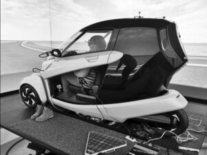 運転シミュレーターを使った乗り物酔いの実験(名古屋大の加藤昌志教授提供)
