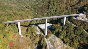 飛距離100メートルのバンジージャンプが行われる八十里越天空大橋=2025年10月、三条市下田地区(本社小型無人機で撮影)