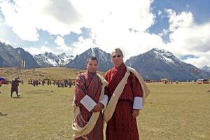 　ブータン人の同僚と写真に納まる熊田淳さん（右）＝２０２３年１０月、ブータン・北部ラヤ（国立キノコセンター提供、共同）