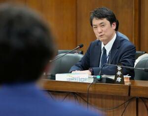 衆院選挙制度の在り方を検討する与野党協議会で答弁する総務省の長谷川孝選挙部長=2日午後、国会