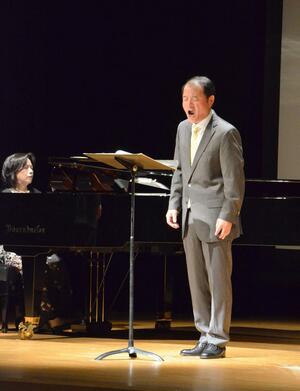 母校の堤岡中の生徒に歌声を披露するテノール歌手、故永田峰雄さん=2014年10月、長岡市中之島