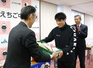 JA全農にいがたとJAえちご中越から農産物を受け取ったセキノ興産陸上競技部=4日、長岡市今朝白2