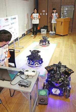 世界大会で使うロボットを操作するフェニックスロボッツのメンバー=21日、長岡市大手通2