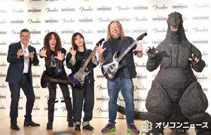 Fender Experience 2025 開幕直前イベント（左から）エドワード・コール代表取締役社長、マーティ・フリードマン、ヒコロヒー、アンディー・ヒックス氏、ゴジラ （C）ORICON NewS inc.