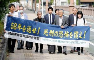国家賠償請求訴訟の提訴のため、静岡地裁に向かう袴田巌さんの弁護士ら=9日午後