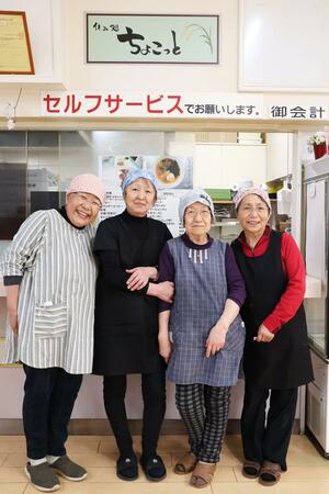 「ちょこっと」の店先で笑顔を見せる左から瀧沢由紀さん、鈴木田加子さん、斉藤トミ子さん、鈴木ヨシ子さん=十日町市山崎己