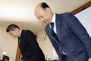 教材の中で水俣病を「遺伝する」と誤表記した問題で、謝罪するトライグループの楠瀬大吾執行役員(左)ら=25日午後、熊本県水俣市