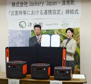 連携協定を締結したジャクリ・ジャパンの高橋勝利社長(左)と桑原悠町長=津南町役場