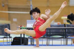 体操男子の強化合宿で行われた試技会の床運動で演技する岡慎之助=味の素ナショナルトレーニングセンター