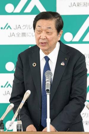 定例会見に臨む県農協中央会の伊藤能徳会長=27日、新潟市中央区