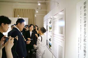 相川郷土博物館を視察する韓国野党議員ら=8月16日、佐渡市