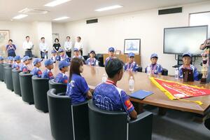 全国大会4強を報告する旭スポーツ少年団=8月27日、三条市役所