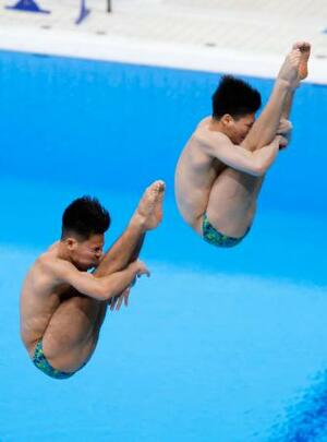 男子シンクロ板飛び込み 優勝した須山晴貴(奥)、伊熊扇李組の演技=東京アクアティクスセンター