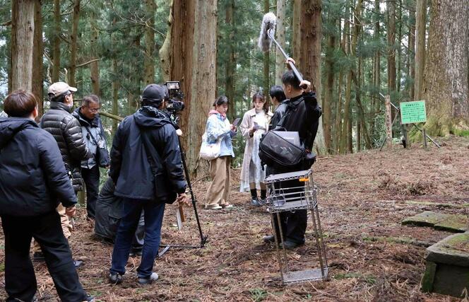 鳥坂神社で撮影に臨む島田愛梨珠さん（中央左）と長谷川玲奈さん（中央右）＝胎内市下赤谷