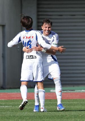 前半３３分、新潟のマテウス・モラエスが左足を振り抜き１－０と先制＝２２日、香川県丸亀市の四国化成ＭＥＧＬＩＯスタジアム