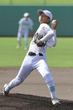 高校野球３回戦　長岡大手－新潟工　新潟工を完封した長岡大手の先発蒲生敦大＝１９日、柏崎市佐藤池球場