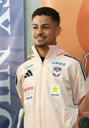 加入内定会見に臨むブラジル人MFミゲル・サントス