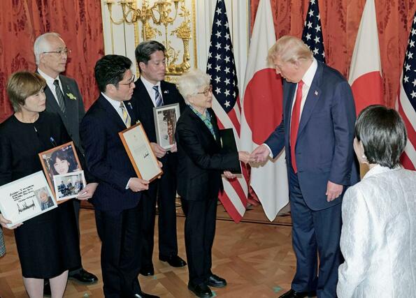 トランプ米大統領(右端)と面会し、言葉を交わす横田早紀江さん(同2人目)ら北朝鮮による拉致被害者家族=28日午前、東京・元赤坂の迎賓館(代表撮影)