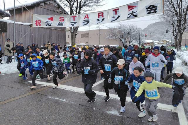 
勢いよくスタートする子どもたち＝１月１日、村上市
