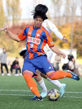 新潟U18-松本U18 後半、攻め込む新潟U18のFW山﨑琉偉=聖籠町
