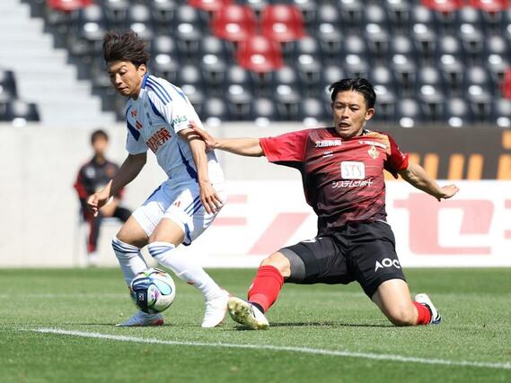 後半、ＦＷ若月大和が抜け出すがシュートを放てず＝金沢ゴーゴーカレースタジアム