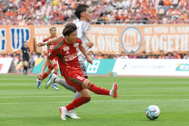 新潟-讃岐 前半、ゴールを狙うFW若月大和=ビッグスワン