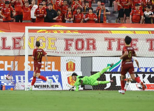 後半３３分、３点目を許した新潟＝９月１８日、豊田スタジアム