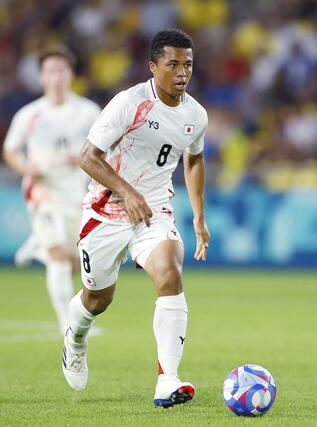 日本－イスラエル　後半、攻め込む藤田＝ナント（共同）