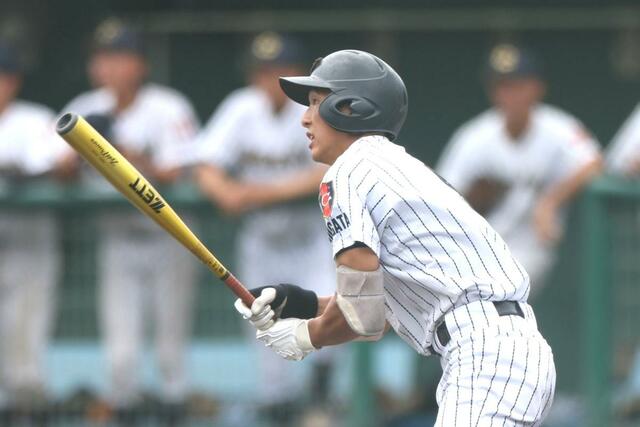 新発田中央－新潟産大付　１回新発田中央２死二塁、上村侑太郎の適時打で１－１＝新発田市五十公野運動公園野球場