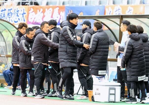 勝利を喜ぶ新潟の船越優蔵監督ら＝松山市