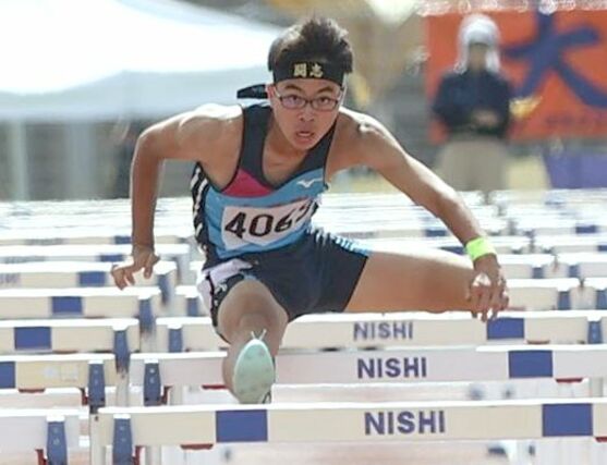 男子110メートル障害決勝 県中学新記録で優勝した大平空秋(六日町)=19日、柏崎市陸上競技場