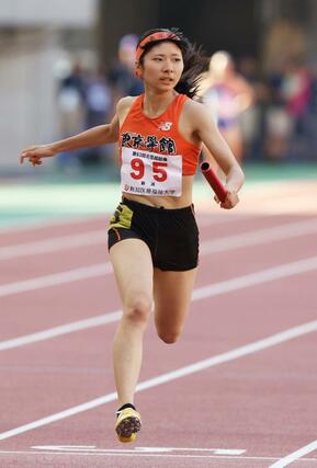 女子４００メートルリレー決勝、１位でゴールする東京学館のアンカー秋澤理沙＝６月１４日、デンカビッグスワン