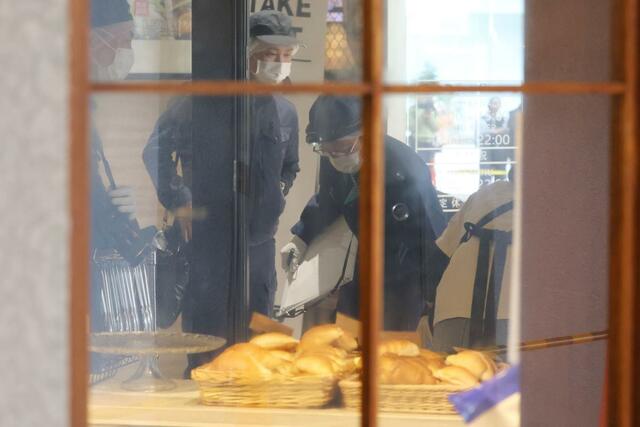 店舗を調べる県警の捜査員ら＝１６日、新潟市中央区万代１