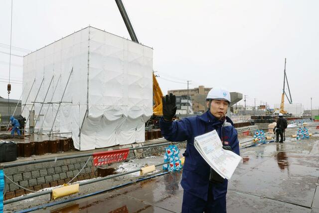 新潟国道事務所が栗ノ木バイパス工事の現場説明会 立体道路の橋脚整備が進む笹越橋交差点近くで説明する担当者=2025年1月30日、新潟市中央区本馬越2